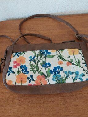 Donna Sharp floral handbag with blue, orange, and pink flowers. #floral #handbag